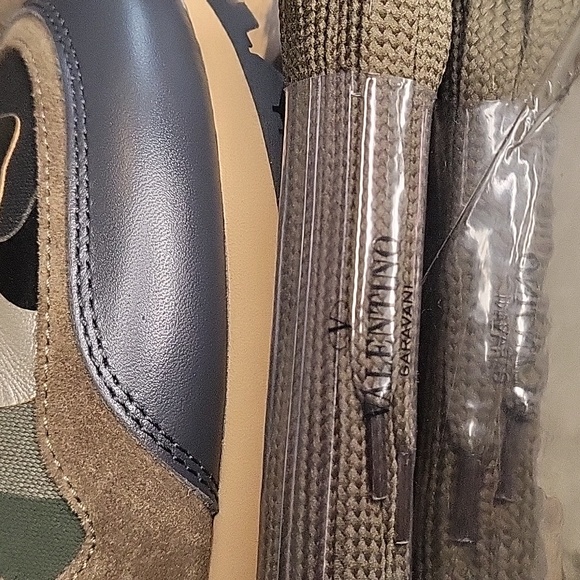 Valentino Garavani Rockrunner Sneakers - Picture 2 of 16